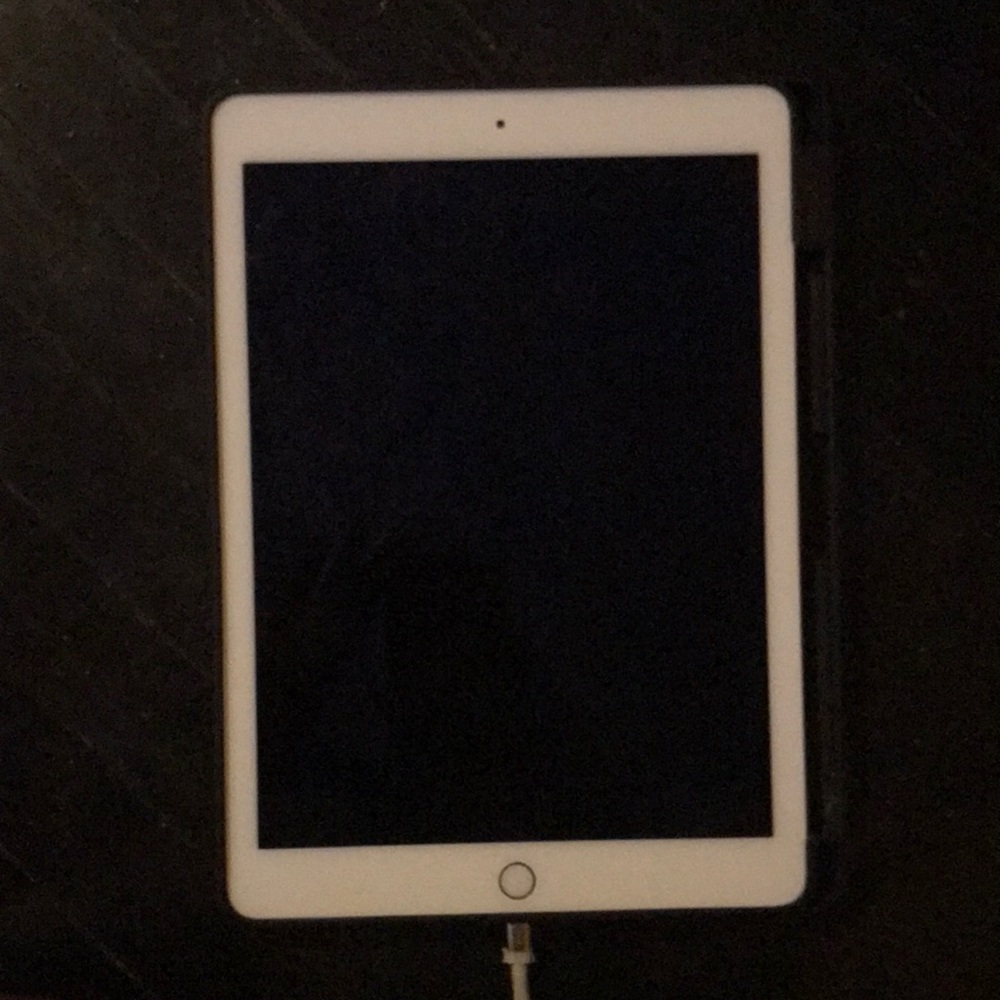 iPad Air 16gb works perfectly fine only had it since January and i don’t use it.